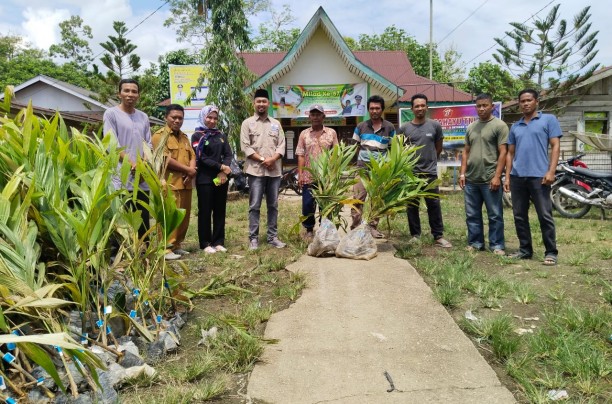 Penyerahan Bibit Pinang Kepada Kelompok Tani Desa Lubuk Besar