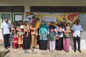 Kepala Desa Lubuk Besar Beserta Ketua TP. PKK Desa Mengahadiri Kegiatan Pencanangan Imunisasi Polio Di Pustu Lubuk Besar