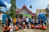 Serah Terima Bantuan Pendidikan Kepada Anak Keluarga Miskin Di desa Lubuk Besar