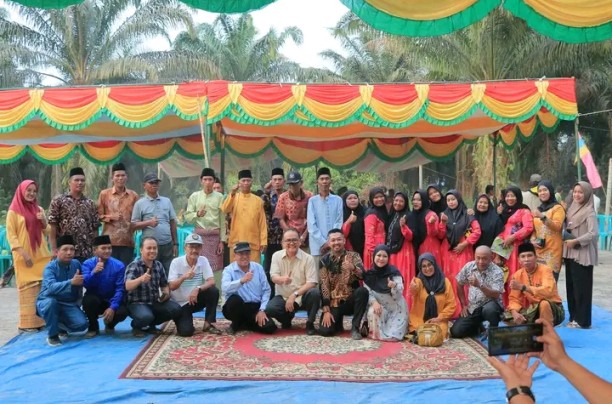 Kunjungan Mantan Gubernur Riau, Bapak H. Rusli Zaenal Ke Desa Lubuk Besar Diterima Baik Oleh Kepala Desa Dan Juga Warga Desa Lubuk Besar.