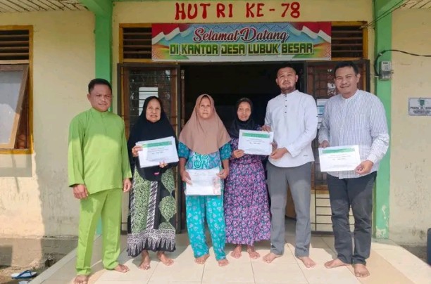 Serah Terima Bantuan Langsung Tunai (BLT) DD Triwulan IV Tahap Akhir Bagi Keluarga Kurang Mampu Di Desa Lubuk Besar Untuk Bulan Oktober Sampai Desember.