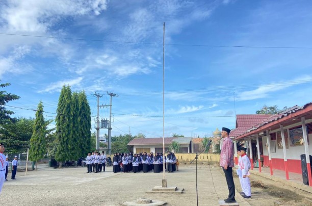 Kepala Desa Lubuk Besar Hadiri Upacara Peringatan Hari Pendidikan Nasional