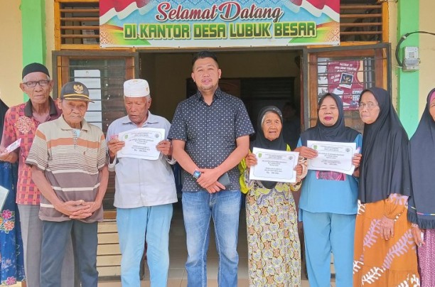 Pembagian BLT Dana Desa Periode Oktober-Desember 2024 di Desa Lubuk Besar: 32 Keluarga Penerima Manfaat Terbantu.