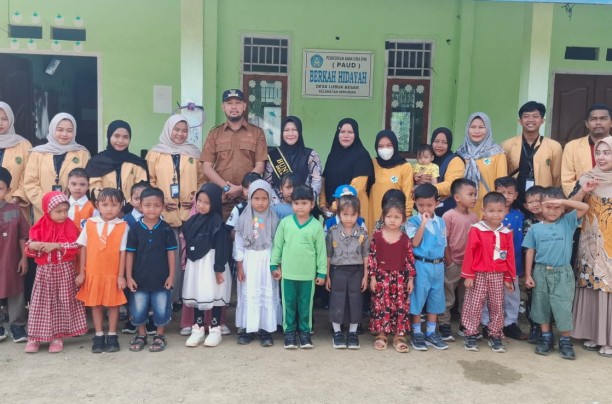 Peringati Hari Anak Nasional, Kepala Desa Lubuk Besar Bersama Bunda PAUD, Mahasiswa KKN UNISI, dan Tenaga Kesehatan Gelar Program Anak Sehat di PAUD Berkah Hidayah dan SDN 03 Lubuk Besar.